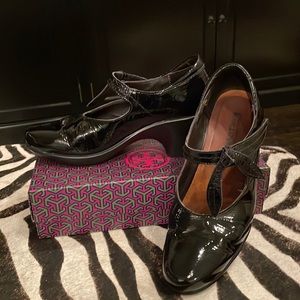 Black patent leather shoe